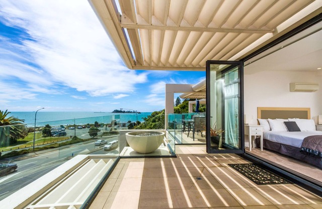 Silver Sands - Beautiful Penthouse-level Beachside Apartment