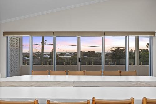 Silver Sands Sanctuary - 6BR Beachside Luxury