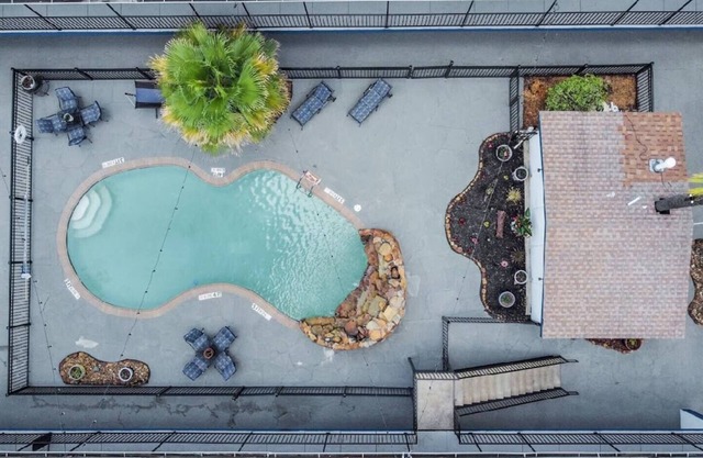 Silver Screen | 2-BD/1-BT | Uptown-Galleria