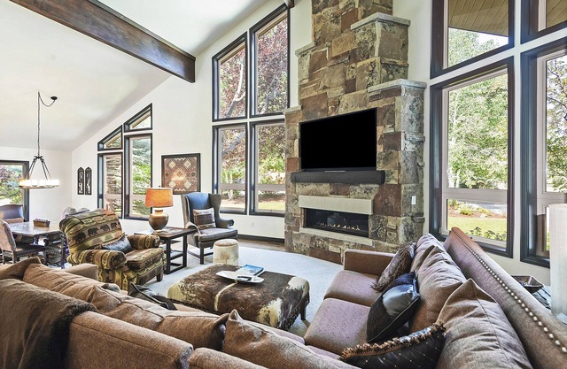Silver Spring Stunner! - 4 bdrm + hot tub