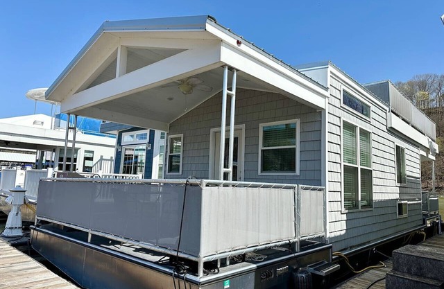 Silver Tiny- Lee's Ford Marina
