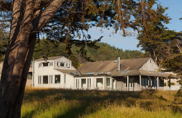 Simple, Charming and Serene. Located in the Meadow with Ocean Views