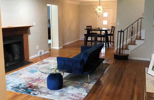 Simple, Chic 3-bedroom house in Cleveland Heights- Close to Cleveland Clinic