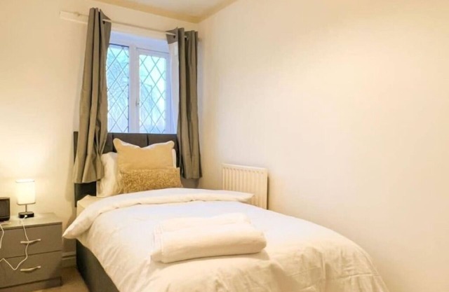 Simple House w- FREE PARKING by Manchester Airport - FREE ONE-WAY DROP-OFF