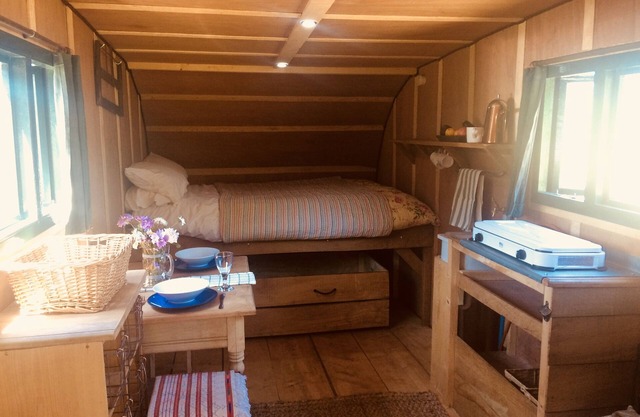 Simple, idyllic rural cabin, with sea views, peace but nearby local amenities