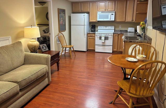 Simply Sunny Cozy 1 BR w/Patio