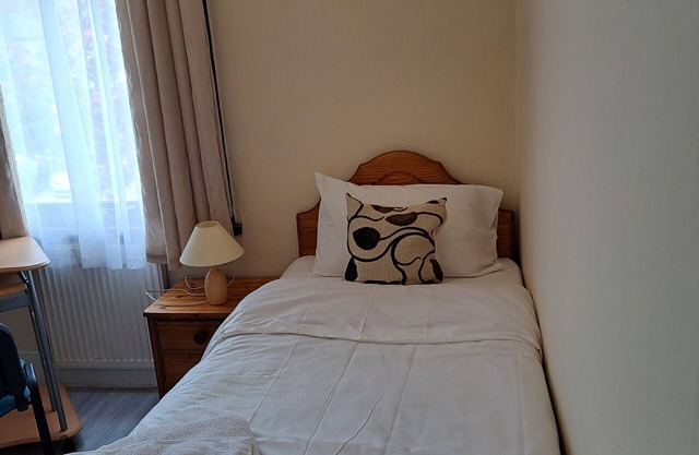 Single Bedroom London Seven Kings train station with shared bathroom