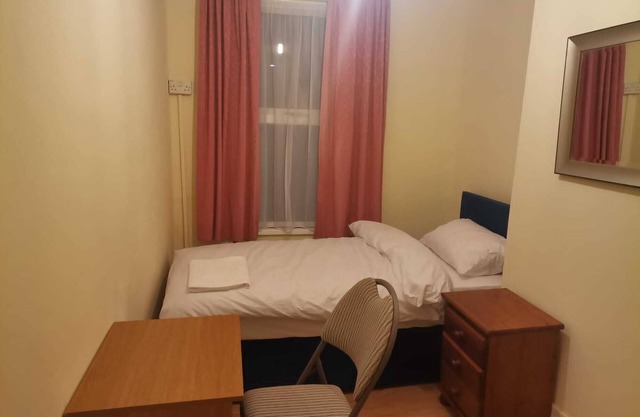 Single bedroom near London Seven Kings Train Station