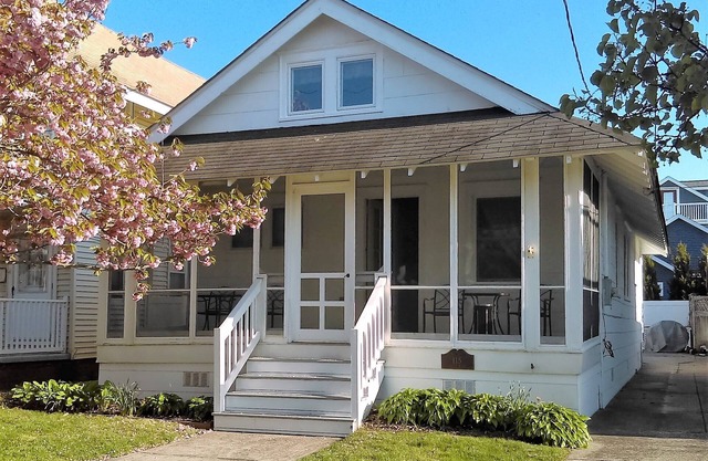 Single cottage in the Gardens - walk to the beach and boardwalk