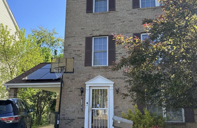 SINGLE FAMILY 4BR/3.5 BATH HOME W/3-CAR DRIVEWAY!