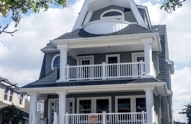 Single Family Custom 5 BR 3.5 BA 5 Decks, Steps to Beach/Boards