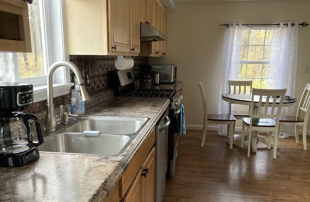 Single family friendly home minutes from Lake Erie