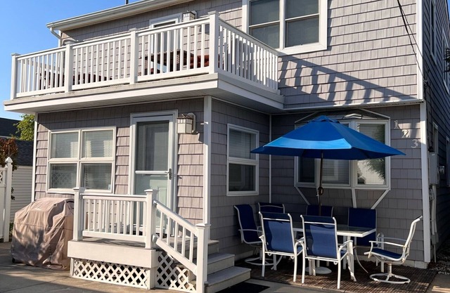 Single-family home in Avalon—walk to beach and town