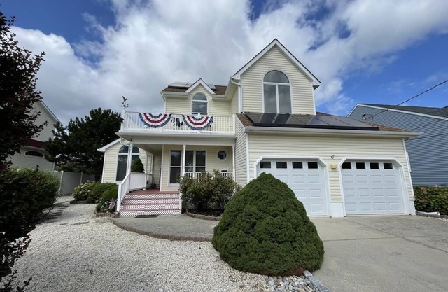 Single Family Home Steps to The Bay (3BR/2.5BA) Pool & Pet Friendly In The Villas!