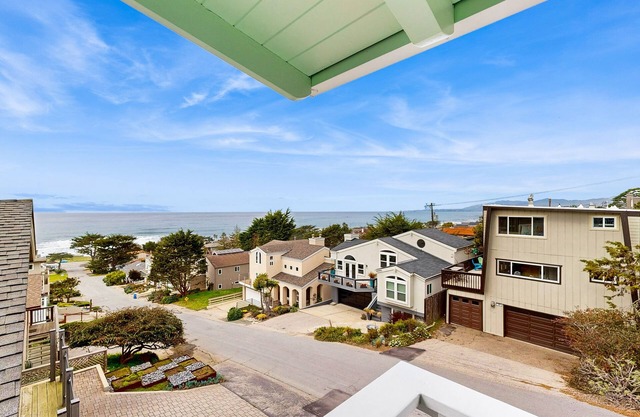 Single floor home w/ocean views, close to beach - dog friendly & easy access