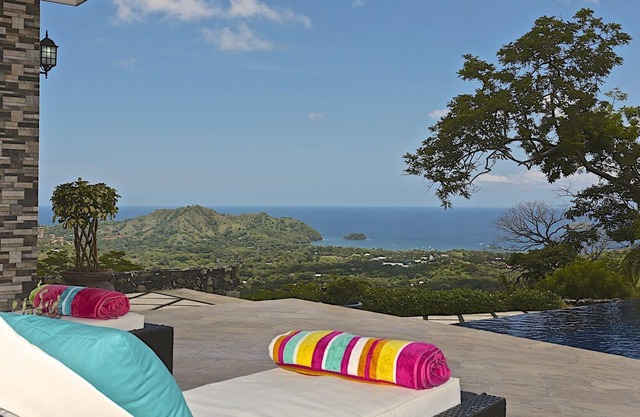 Single Level Oceanview Home - 3 King Bedrooms