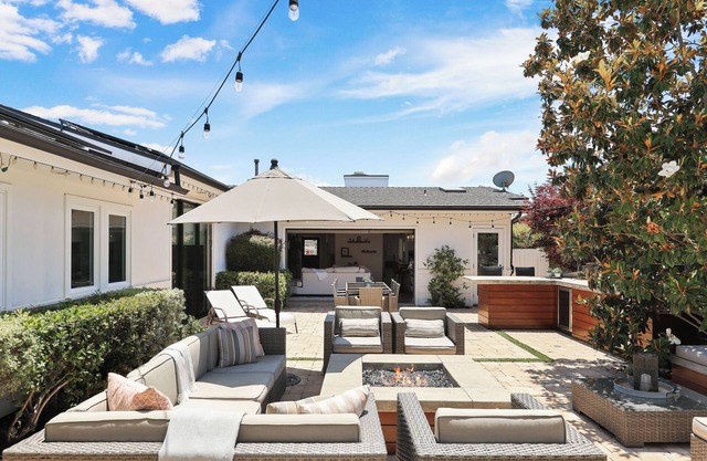 Single level private home with spa, great outdoor space and close to CdM beaches