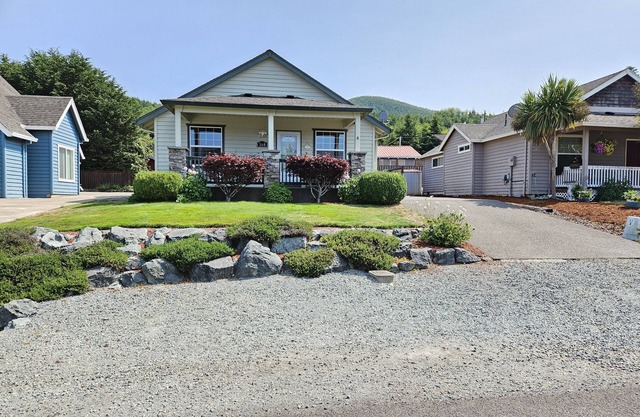 Single-Level Retreat-BBQ & King Bed! Tesla Charger & WIFI! Pet-Friendly!