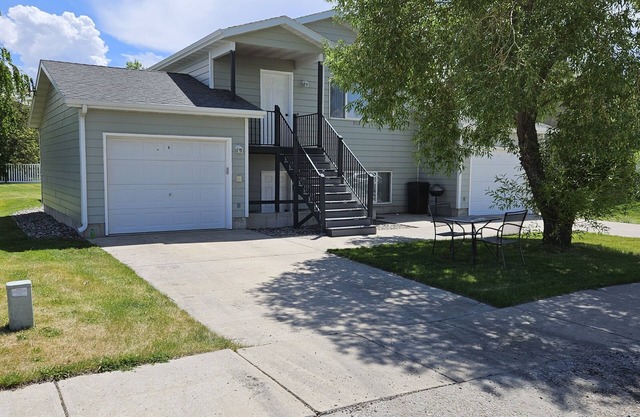 single/multi family 4 bed 2 bath 2 garage