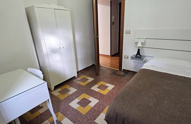 Single Room with Shared Bathroom and Private Parking in Loco