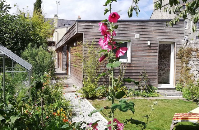 Single-storey house in green garden Dinan center