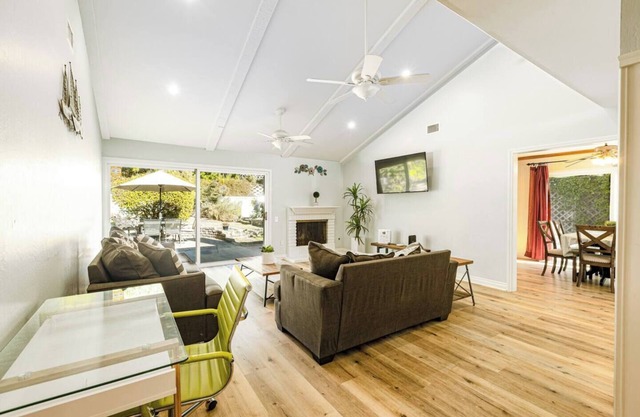 Single Story w/Fast WiFi, Backyard & EV Charger. (Fig Perch)