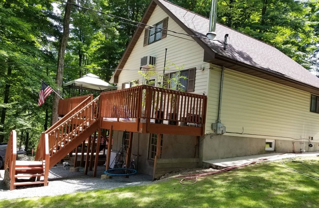 Sip your coffee in the forest. House close to Wallenpaupack Lake!