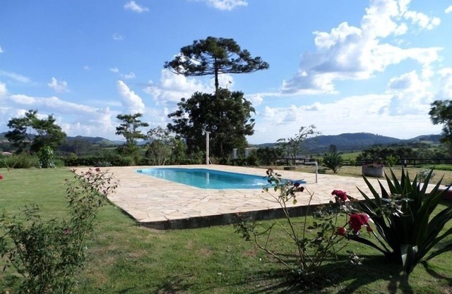 Site in Piracaia with pool, barbecue 1km from the city.