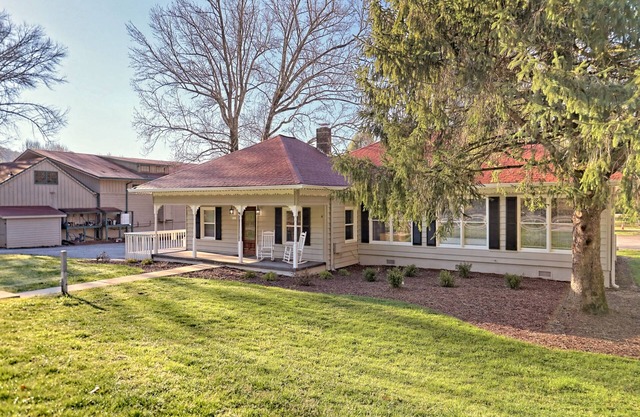 Six bedroom combo with flatscreen TVs & spacious lawn - walk to shops & dining