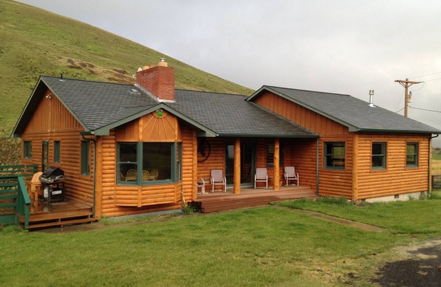 Six Bedroom Country Log Lodge on 20 Acres, Heppner