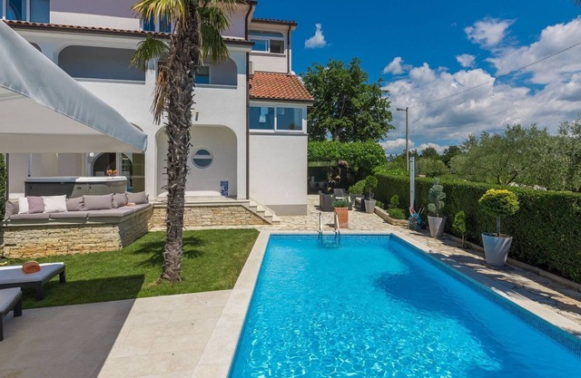 Six-bedroom villa with pool and garden in a quiet village near Porec