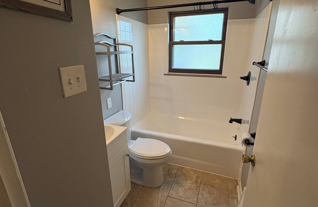 Six minutes from the airport. Family Friendly!