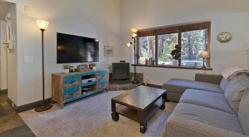 Ski Den - Steps to Mammoth Village!