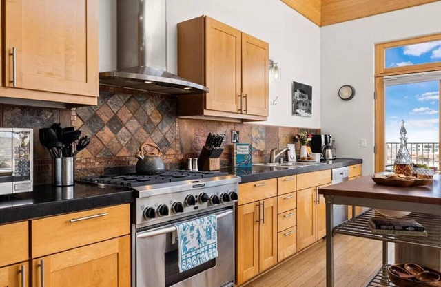 Ski Discounts! Modern Comfort Loft with Stunning Views by Railyard!