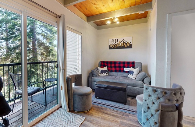 Ski dream walkable to lifts - 2 decks, WFH area & shuttle pick-up across street