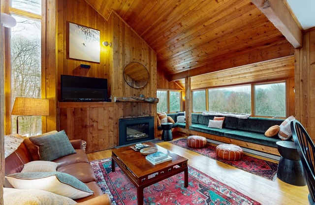 Ski home in the woods with a private hot tub & mountain views