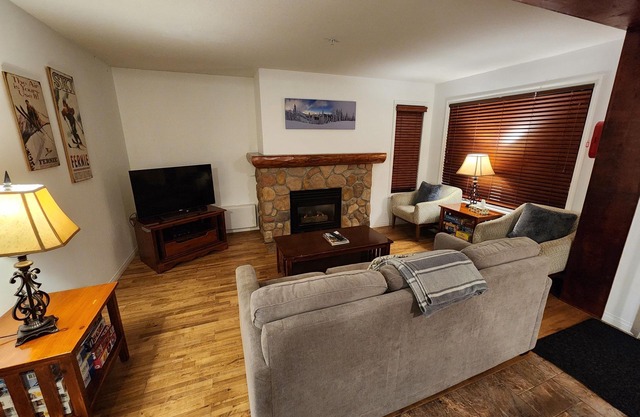 Ski-in condo with PRIVATE hot tub