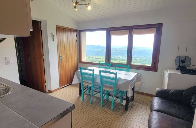 Ski-In/Ski-Out Apt - 2 Bdrms, Sleeps 4, South-Facing Balcony, Pet-Friendly, Bright Living Area