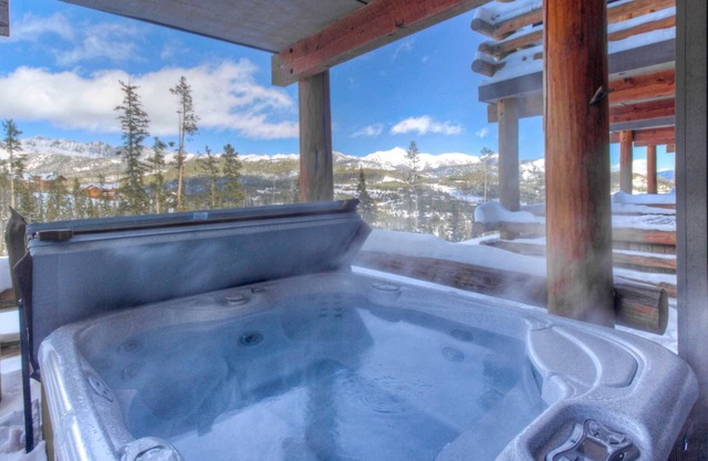 Ski-in/out 4BR Luxury Saddle Ridge Townhome in Moonlight Basin, Hot Tub, Views