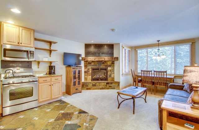Ski-in/out condo with shuttle access, sauna, hot tub, pool & rec center