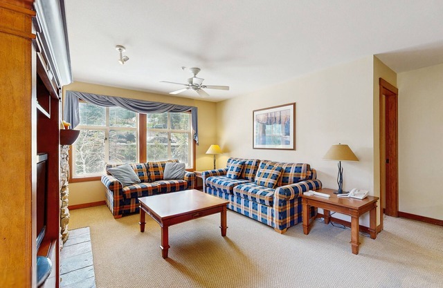 Ski-in/out condo w/mountain view, shared hot tub, pool & resort amenities