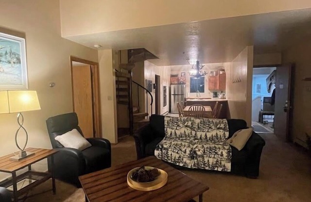 Ski in/out condo with three queens