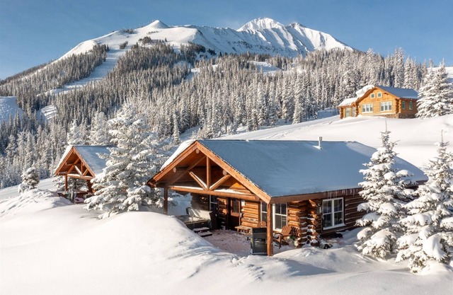 Ski-in/out Shooting Star Cowboy Heaven Cabin w/Mtn Modern Decor, Views, Hot Tub