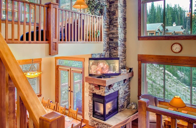 Ski-in/out townhome with private hot tub, balcony & foosball - walk to Village
