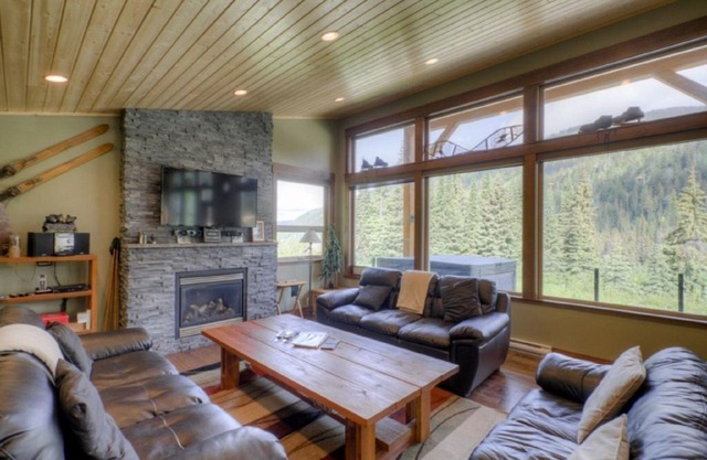 "Ski in-Shuttle out" Altitude Chalet, Hot Tub, Mtn Views, close to village,