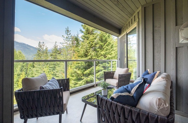 SKI-IN/SKI-OUT 1BDR Condo with Pool & Hot Tub | Spectacular location!