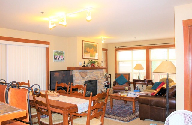 Ski in, Ski out 2 Bedroom condo. Large deck for Summer