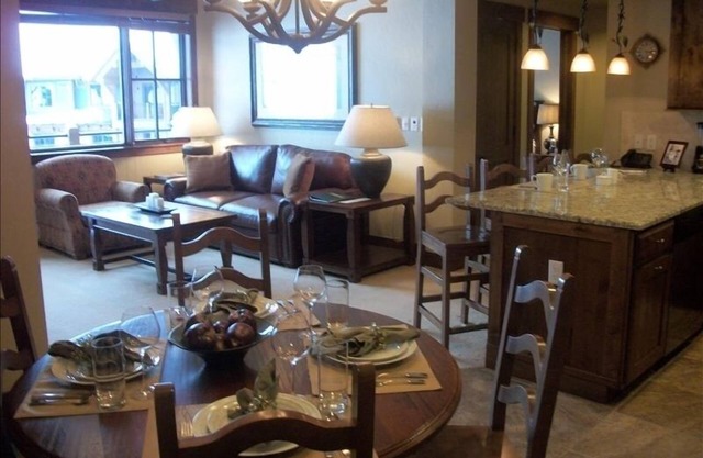 Ski-in Ski-Out Condo on Peak 7, 1 BR, full kitchen/dining, King bed, Sleeps 4