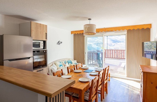 Ski-in/Ski-out: Cozy 8-Person Apartment with Terrace and Free Parking