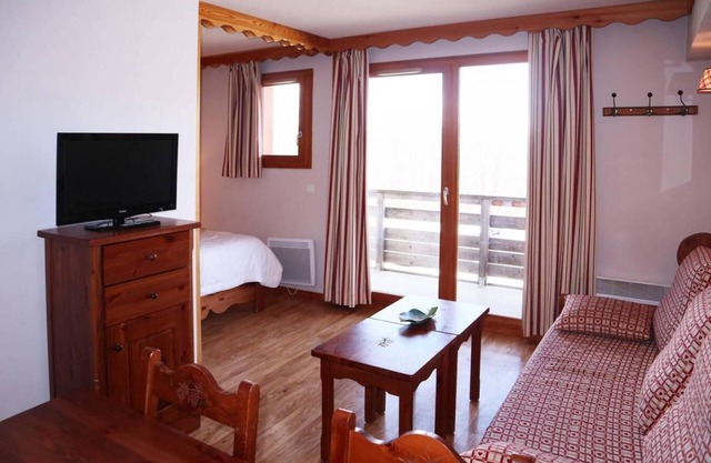 Ski-in/ski-out & foot of the slopes, 1st floor, fitness, swimming pool, sauna, balcony, tv